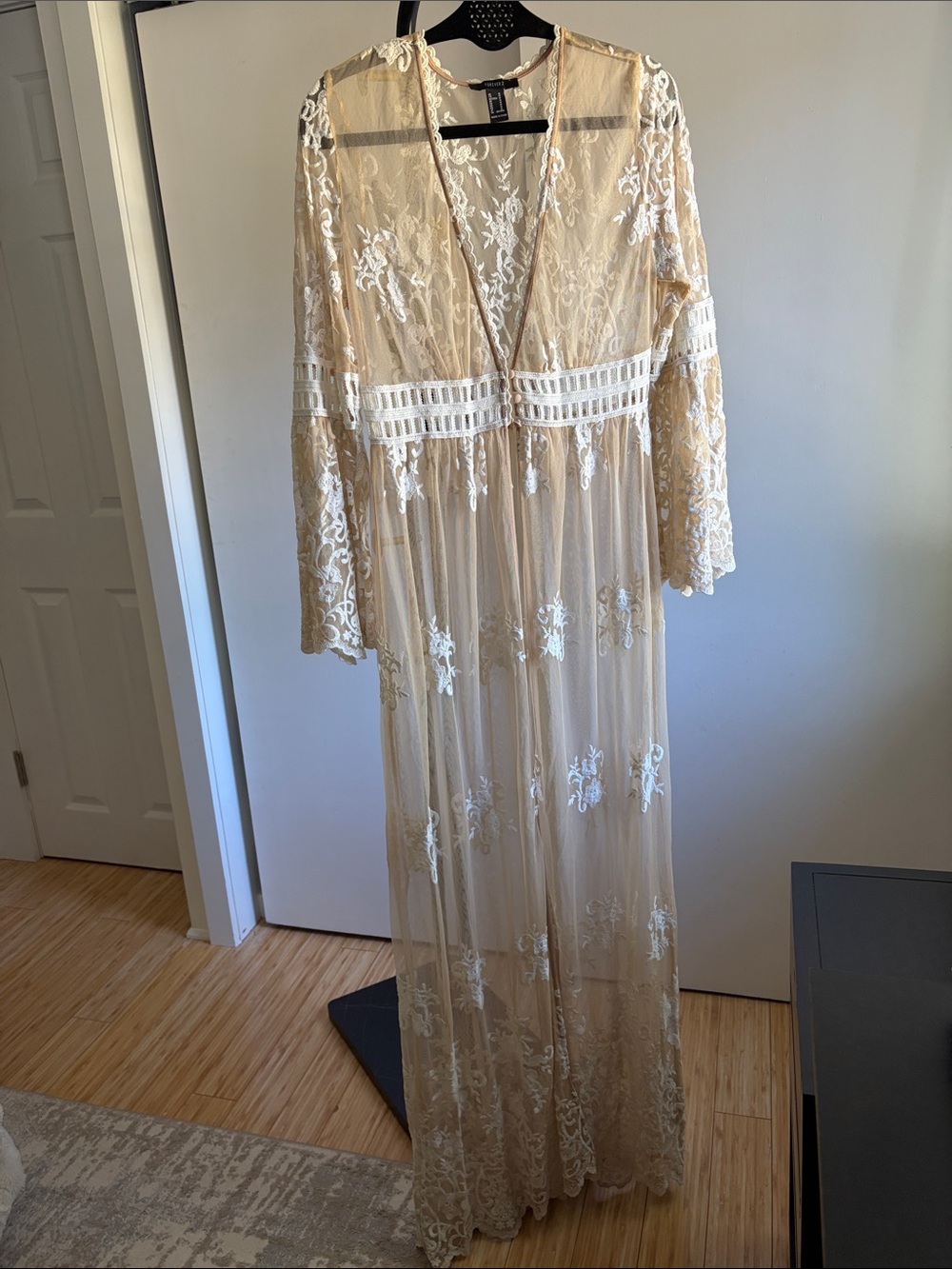 Sz M Embroidered floral lace chiffon floor length kimono style sheer cover up